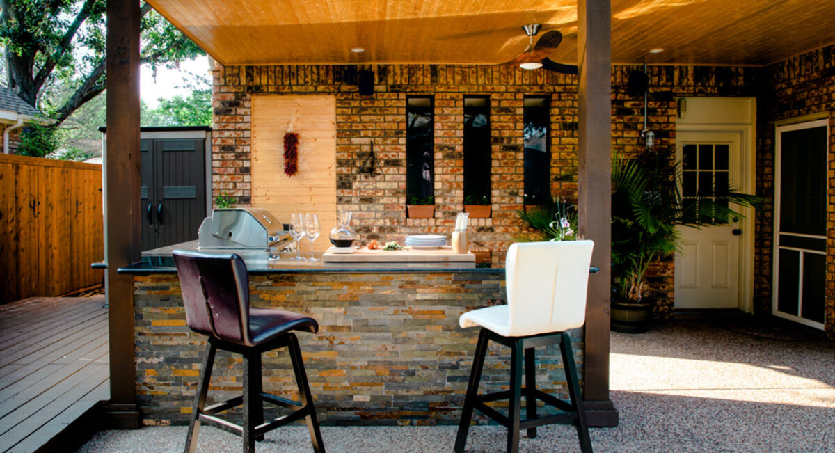 What are Some Custom Outdoor Kitchen Features by Contractors in Argyle?